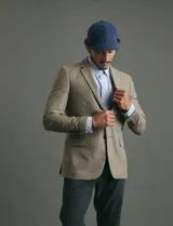 Saco sport de gamuza ecológica, con cierre de dos botones frontales, solapas clásicas y bolsillos laterales con solapa.