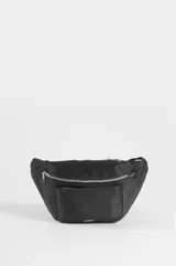 Riñonera negra de tela con doble bolsillo frontal, cierre plateado y correa ajustable.