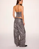 Pantalón de cuero sintético color gris con efecto desgastado, corte wide leg y tiro alto.