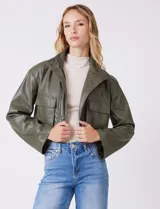 Chaqueta corta de eco cuero color tostado, con cuello alto, cierre frontal con botones a presión y bolsillos de solapa en el pecho. Tiene forro interno a tono.