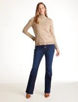 Polera de tejido fino, color rosado, con cuello alto, manga larga y detalle de tajo en los puños.