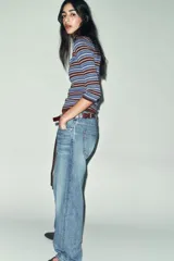 Jersey de punto con cuello subido y mangas tres cuartos, con diseño de rayas horizontales en tonos azules, bordó y beige.