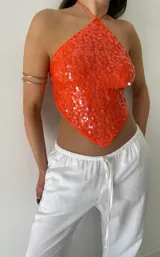 Top halter naranja con lentejuelas.