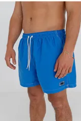 Short de baño celeste con cordón ajustable en la cintura.