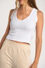 Musculosa celeste de algodón peinado con elastano, corte ajustado y cuello en V.