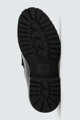 Mocasín de vestir negro con detalle de antifaz en la parte superior y suela track.