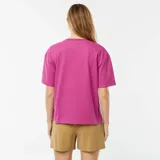 Camiseta rosa de cuello redondo y corte oversize con mangas cortas con dobladillo.