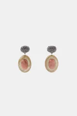 Pendientes colgantes con base tipo botón circular cubierta de brillos oscuros y pieza central ovalada en tonos beige y rosado, elaborada en resina.