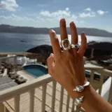 Brazalete rígido abierto de plata 925 con terminales en forma de caracolas.