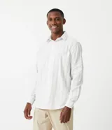 Camisa de corte comfort confeccionada en algodón texturizado con diseño de rayas horizontales finas. Presenta cuello camisero, manga larga con puños abotonados y cierre frontal con botones.