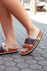 Sandalias bajas de cuero marrón con tres tiras: una de cuero marrón, una de cuero liso color visón y una de cuero con estampado animal print.