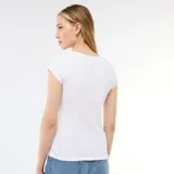 Camiseta de punto de canalé color blanco, con cuello redondo y mangas cortas, de corte ajustado.