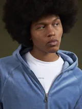 Buzo hoodie gris con capucha y cierre frontal.