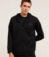 Saco negro de fleece con capucha, cierre de cremallera y cordón para ajustar la capucha.