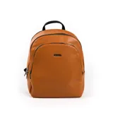 Mochila color marrón de cuero sintético con cierre de cremallera y asa superior negra.