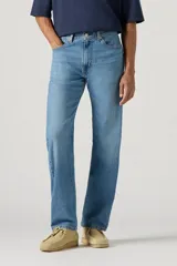 Pantalón de jean celeste de corte recto.