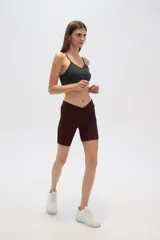 Short de poliamida color marrón chocolate, de calce medio y al cuerpo, con cintura alta y textura acanalada.
