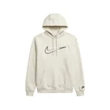 Canguro Nike con capucha y cordones ajustables, color beige. Presenta un diseño gráfico frontal con el logo de la marca bordado y detalle de textura, además de un pequeño logo en el puño de la manga izquierda. Cuenta con un bolsillo frontal tipo canguro.