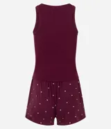 Pijama de dos piezas compuesto por una musculosa de tejido acanalado y un short con estampado de lunares. El short cuenta con cintura elástica y detalle de botones frontales decorativos.