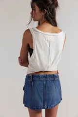 Minifalda de denim azul de tiro bajo, con bolsillos cargo frontales con tapa, detalles de tachas metálicas y costuras pespunteadas.