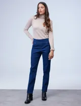 Jegging de denim azul elastizado, corte recto, con pretina ancha elastizada, bolsillos delanteros simulados y bolsillos traseros aplicados.