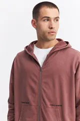 Campera con capucha de algodón con efecto acid wash, corte oversize y estampa gráfica en la espalda con la frase 'WE ARE NOT HERE TO PLAY GAMES' y logo de la marca Mistral.