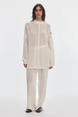 Pantalón de punto calado color blanco, con ajuste regular y diseño recto de tiro medio.