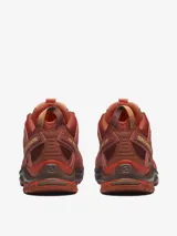 Championes Salomon XA Pro 3D de diseño técnico para trail running, en tonos rojizos y marrones. Presentan una estructura robusta con tecnología 3D Chassis para mayor estabilidad, sistema de cordones de ajuste rápido y suela Contagrip diseñada para un agarre superior en terrenos irregulares.