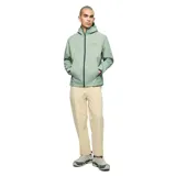 Chaqueta impermeable Merrell modelo Fallon, color verde claro, con capucha ajustable, cierre frontal completo y bolsillos laterales con cierre. Cuenta con puños ajustables con velcro y tecnología resistente al agua y al viento.