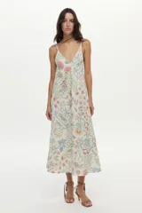Vestido midi de lino y viscosa color crudo con estampa exclusiva multicolor, escote en V, breteles regulables, bolsillos laterales y detalles de vainillas decorativas.