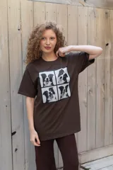 Remera blanca de algodón con estampa frontal dividida en cuatro paneles con fotos de un perro galgo.