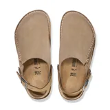 Zueco de cuero color beige con correa trasera ajustable y suela de goma.