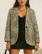 Blazer con lentejuelas doradas y plateadas, de corte recto y solapas clásicas.