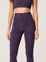 Calza deportiva de talle alto con diseño seamless (sin costuras) en color violeta, con paneles acanalados que realzan la silueta.