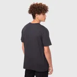 Remera de manga corta y cuello redondo, confeccionada en algodón orgánico de alta calidad. Presenta un diseño básico y versátil con un pequeño detalle de etiqueta en el lateral inferior.
