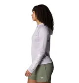 Remera de manga larga con capucha cruzada, confeccionada en tejido técnico transpirable con tecnología Omni-Wick y protección solar Omni-Shade UPF 40. Presenta logo de la marca en el pecho y estampado vertical en la manga, con orificios para los pulgares en los puños.