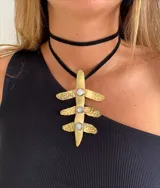 Collar con doble tira de cuero negro y dije de bronce con forma de hoja y detalles de nácar.