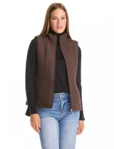 Chaleco capitoneado color verde oliva, con cuello alto, cierre frontal completo y bolsillos laterales. El interior está completamente forrado en símil piel para mayor calidez.