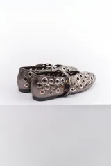 Ballerinas negras de cuero sintético con correa sobre el empeine y hebilla metálica. Diseño con múltiples ojalillos metálicos.