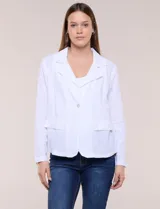 Blazer de lino, rayón y algodón color blanco, de silueta semi holgada y estructura relajada. Cuenta con cuello solapa, escote en V profundo, cierre frontal con un único botón central y mangas largas. Incluye bolsillos simulados con solapa en broderie calado.