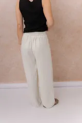 Pantalón amarillo de corte amplio y pierna recta, confeccionado en tela liviana con caída fluida. Cuenta con cintura elastizada, cordón regulable en contraste y bolsillos laterales.