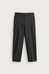 Pantalón cargo straight fit de color gris oscuro, confeccionado en tejido elástico. Cuenta con bolsillos frontales, bolsillos traseros de vivo y bolsillos plastrón con solapa en las perneras. Cierre frontal con cremallera y botón.