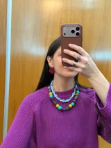 Collar corto con cuentas de madera, acrílico y cristales en tonos turquesa, amarillo, marrón y fucsia.