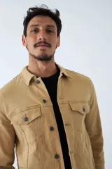 Campera de jean para hombre, de corte regular, con cierre frontal de botones, bolsillos con solapa en el pecho y mangas largas.