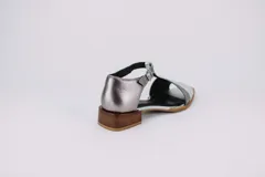 Sandalias de cuero plateadas con puntera abierta, tiras finas y tacón bajo de madera.