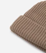 Gorro de lana acrílica con textura acanalada y borde inferior plegado.