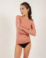 Camiseta manga larga color crudo, confeccionada en microfibra.