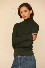 Polera verde oscuro de punto trenzado con cuello alto.