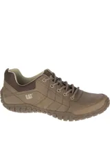Championes casuales Caterpillar modelo Instruct, color beige con detalles en marrón oscuro. Presentan un diseño de corte bajo con cordones, confeccionados en cuero sintético y malla transpirable, con suela de goma flexible y logo de la marca en el lateral.