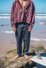 Pantalón de denim negro con efecto lavado, de corte cropped fit, silueta amplia y relajada.